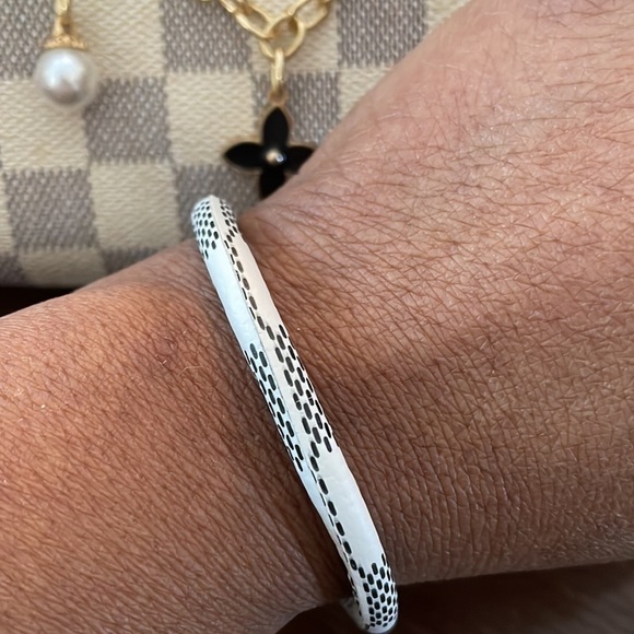 White Leather Pattern Bracelet - Picture 6 of 8